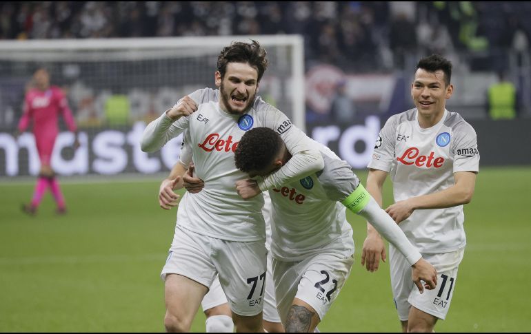 Gran momento pasa el jugador mexicano con el Napoli. EFE/Ronald Wittek