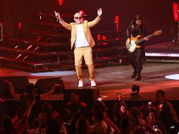 La velada comenzó en punto de las 21:16 horas, Sanz lucía radiante con el cabello platinado y un traje en tono mostaza, sin duda con el look se quitó varios años de encima.EL INFORMADOR / C. Zepeda