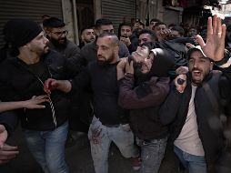 Palestinos cargan el cuerpo de una de las víctimas. EFE/A. Badarneh