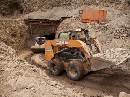 Medios estatales señalan que varios vehículos quedaron sepultados tras el derrumbe. AP/ARCHIVO