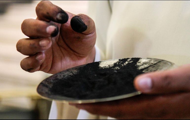 La ceniza puede ser colocada por un sacerdote o un laico, con o sin homilía de por medio. NTX / ARCHIVO
