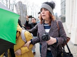 Linda Cristina Pereyra a su salida de la corte donde su marido, Genaro García Luna, fue declarado culpable de narcotráfico. EFE / J. Lane