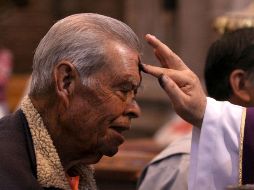 El padre Salvador Barba explica no tiene ningún sentido recibir la ceniza, si no existe un propósito de revisar y corregir actitudes, fallas y limitaciones personales. NTX / ARCHIVO