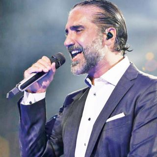 Alejandro Fernández: ¿Acoso? Cantante coquetea con modelo en escenario de Viña del Mar