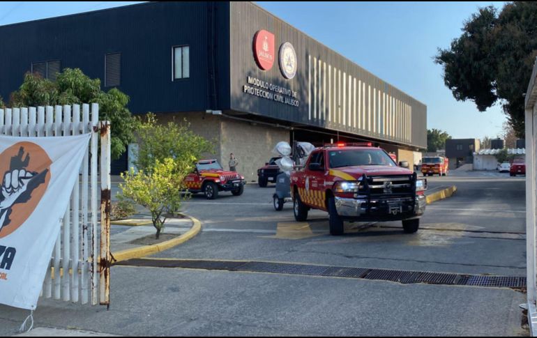 Bomberos de Jalisco acuden al punto en Zapotiltic para rescatar a las personas que quedaron enterradas. ESPECIAL