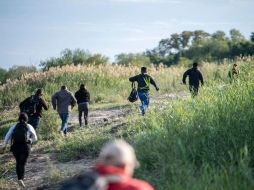 Migrantes intentan cruzar la frontera de EE.UU. GETTY IMAGES
