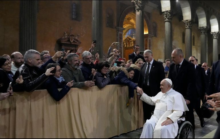 El Papa Francisco, en silla de ruedas desde el año pasado, saluda a varios fieles previo a la misa del Miércoles de Ceniza. AP/G. Borgia