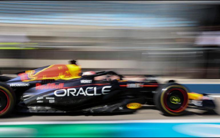 Max Verstappen, que completó 71 vueltas al trazado bareiní, marcó un mejor tiempo de 1:32.959. EFE / A. Haider