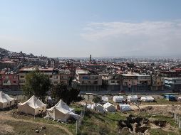 La sacudida causó pánico entre quienes siguen viviendo en tiendas de campaña en esta ciudad, casi totalmente destruida por los terremotos del pasado 6 de febrero. EFE / E. Sahin