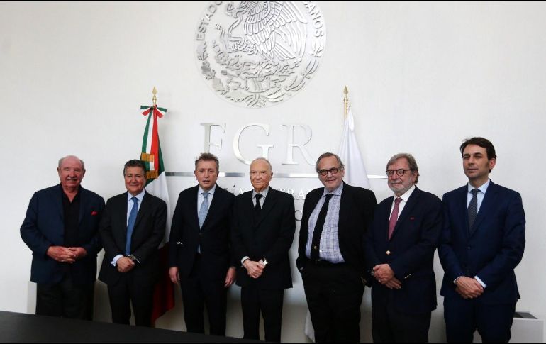 El titular de la FGR recibió al maestro Víctor Olea Peláez, nuevo presidente de la Barra Mexicana Colegio de Abogados; y a Javier Cremades, presidente de World Jurist Association y miembros de la WJA. TWITTER / @FGRMexico