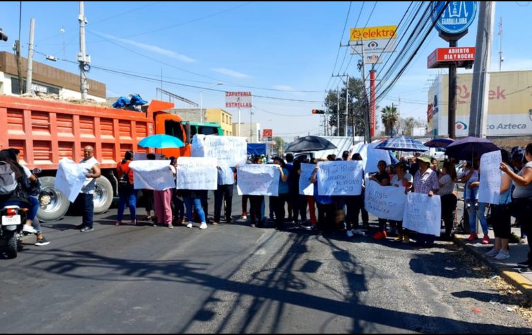 En Avenida Concepción, en Tlajomulco, alrededor de 30 personas se reunieron en exigencia de una explicación. ESPECIAL