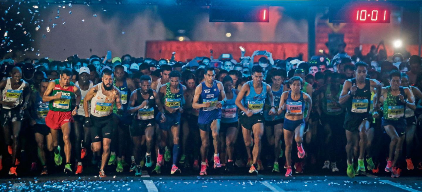 Desde temprana hora, los corredores participantes de la ruta de 21 kilómetros hacen suyas las principales avenidas de la ciudad. EL INFORMADOR