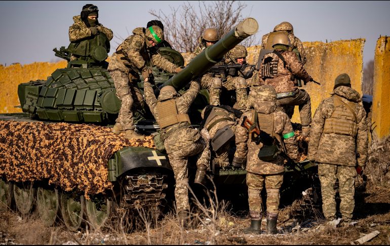 La medida impone bloqueos financieros a bancos, traficantes de armas y empresas tecnológicas vinculadas con la producción de armas en Rusia. AP/V. Ghirda