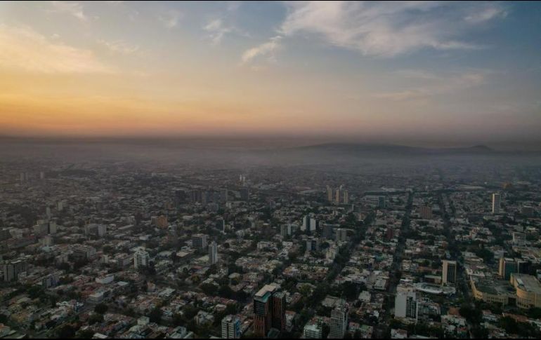 Aspectos del amanecer de este viernes en la metrópoli donde se aprecia la contaminación ambiental. EL INFORMADOR/A. Navarro