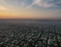 Aspectos del amanecer de este viernes en la metrópoli donde se aprecia la contaminación ambiental. EL INFORMADOR/A. Navarro