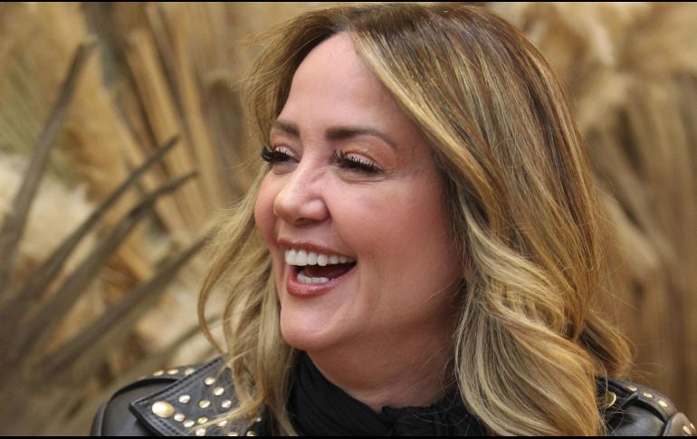 El comediante Medio Metro aprovechó para sacarle una sonrisa a la conductora. EL INFORMADOR / ARCHIVO