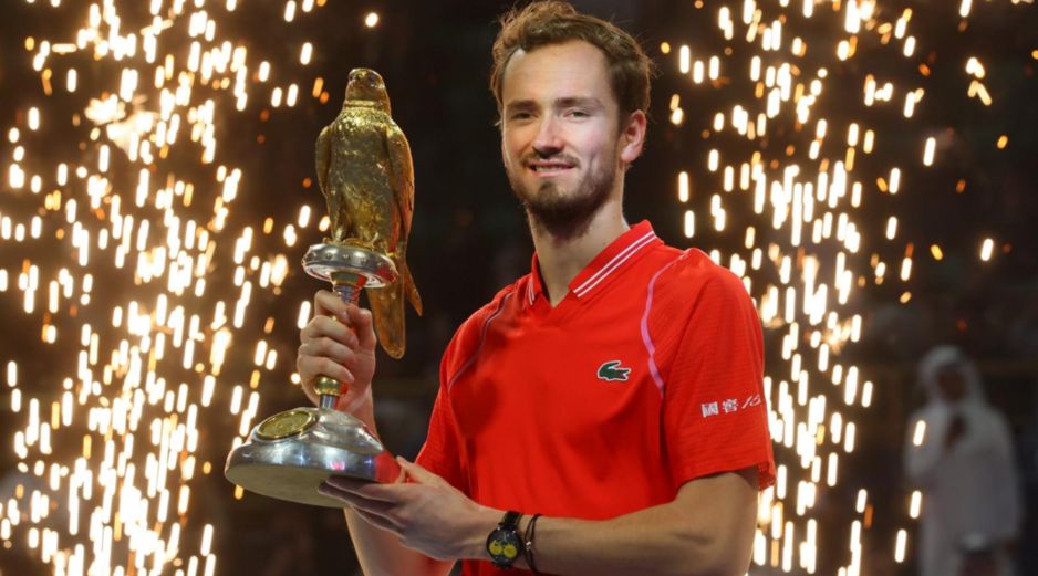 El ruso Daniil Medvedev ganó hoy por 6-4 y 6-4, una semana después de haber levantado ya el trofeo en el torneo de Róterdam. AFP / K. Jaafar