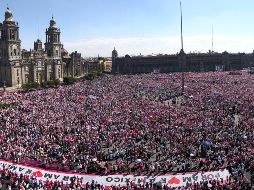 El Zócalo de CDMX teñido de rosa y blanco. SUN/ B. Fregoso