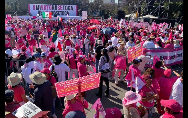 Manifestación en el Zócalo de la Ciudad de México. SUN