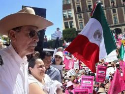 El expresidente Vicente Fox Quesada acudió junto con su esposa Martha Sahagún a la marcha a favor del INE. ESPECIAL