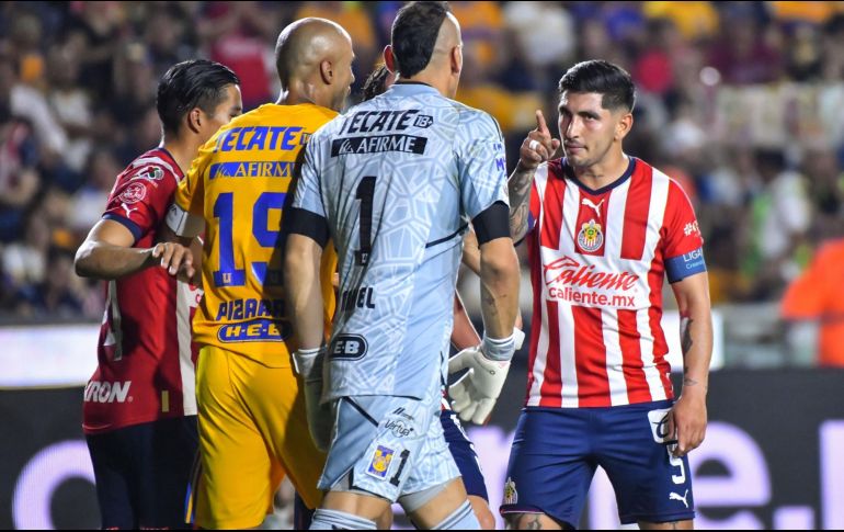 Tras el hecho, Víctor Guzmán fue a encarar a Nahuel Guzmán; no pasó a mayores. IMAGO7/Archivo