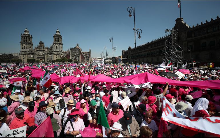 Miles de ciudadanos de diferentes ciudades del país se manifestaron este domingo para defender al INE. EFE