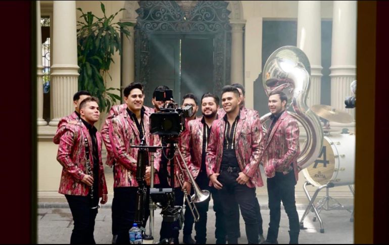 Genera polémica La Adictiva por cantar corrido en vivo al 