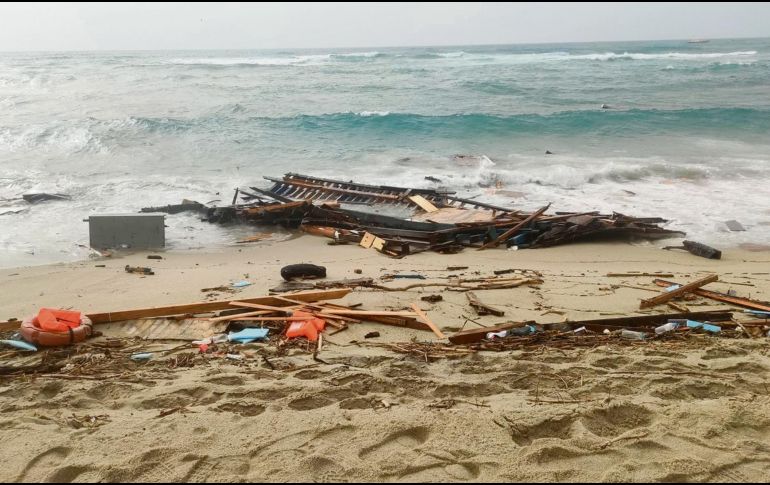 A pocos kilómetros de la costa italiana sucumbió el pequeño barco de madera, sin que se tenga certeza de cómo ocurrió su destrucción. EFE