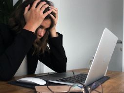 El estrés laboral genera toda clase de repercusiones en la salud. ESPECIAL/ Foto de Elisa Ventur en Unsplash