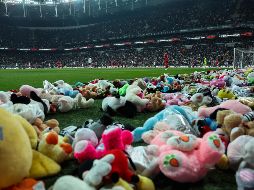 Jugadores pausaron el juego y observaron que los aficionados del conjunto de Estambul arrojaron peluches de todos los colores y tamaños sobre el césped de la cancha. AP