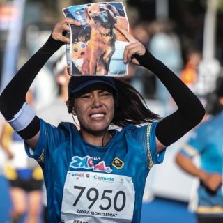 Corredora conmueve en el 21K de GDL, al mostrar foto de su perro recién fallecido
