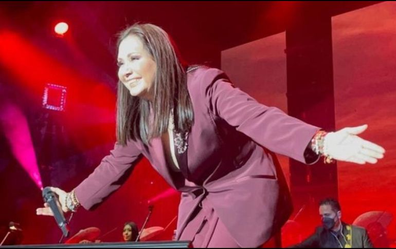 El show continuó, pero tras varias pausas entre canción y canción, Ana Gabriel volvió a tomar la palabra y la exigencia por escucharla cantar y no platicar creció, ante lo cual Ana Gabriel decidió detenerse. INSTAGRAM / anagabrieloficial