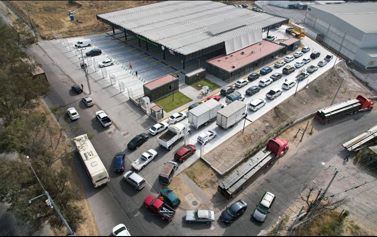 Mañana 1 de marzo comienzan las multas por no verificar. En la imagen, filas de este martes en un centro de verificación. EL INFORMADOR/ ARTURO NAVARRO