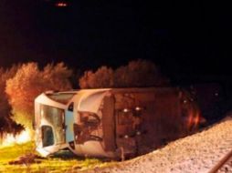 Dos trenes chocaron, uno se descarriló y el otro se incendió. AFP