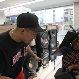 Yulay lleva de compras a Medio Metro y le regala miles de pesos en productos eléctricos