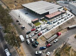 Ayer, decenas de automovilistas acudieron al Centro de Verificación ubicado en avenida Colón, casi a la altura de prolongación Las Fuentes, donde hicieron fila para cumplir con esta obligación. EL INFORMADOR/A. Navarro