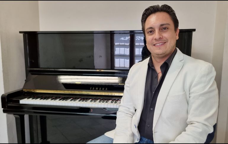 En cuanto a la emoción de cantar en un foro tan importante y emblemático como el Teatro Degollado, Carlos se siente como en casa, “me ha tocado estar aquí ya en bastantes ocasiones y cada que salgo a este escenario es como vivir otra vida, a mí me encanta