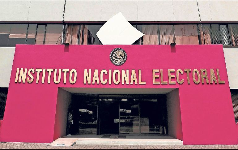 Otra de los ajustes del Plan B tiene que ver con el ejercicio de los funcionarios del Instituto: Pretende eliminar las juntas directivas y recortar el sueldo de los consejeros electorales para que no ganen más que el Presidente de la República. SUN / ARCHIVO