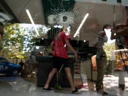 Las persianas del supermercado de la familia de la esposa de Messi, Antonela Rocuzzo, situado en Rosario, fue atacado con 14 disparos en la madrugada de este jueves. EFE / F. Trovato Fuoco
