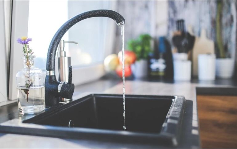 El hombre se enjuagó la nariz con agua del grifo. ESPECIAL