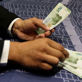 El peso rompe la barrera y cotiza en 17.99 unidades por dólar