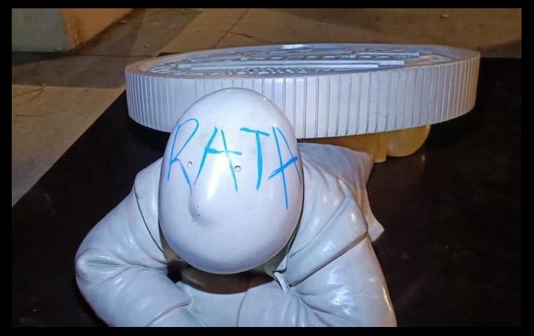 Iliana “N”, de 36 años, fue llevada ante el Ministerio Público por grafitear las esculturas de 