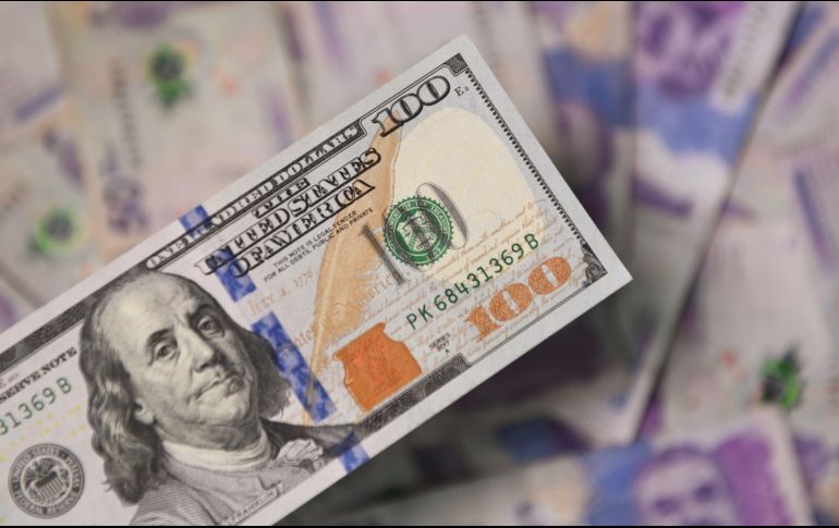 Ayer viernes 3 de marzo, el superpeso rompió la barrera de los 18 pesos por dólar, pues se ubicó en 17.99. AFP / ARCHIVO