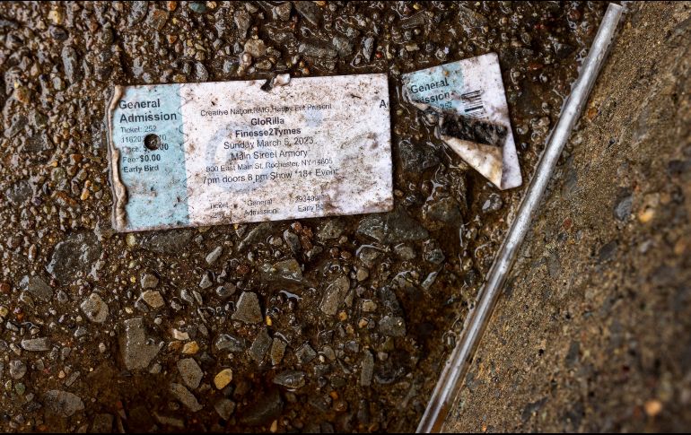 Las víctimas fueron aplastadas por la multitud que corrió despavorida hacia las salidas de la sala; en la imagen, un boleto del concierto aplastado. AP/L. Petracca