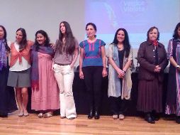 Seis poetas se reúnen para celebrar la poesía. SUN/J. Quezada