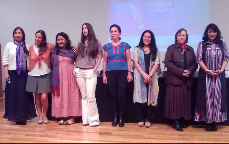 Seis poetas se reúnen para celebrar la poesía. SUN/J. Quezada