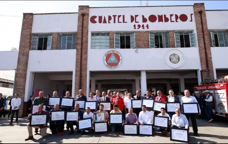 El alcalde Pablo Lemus reconoció el esfuerzo que representó para los retirados el haber brindado su vida para salvaguardar el bienestar de los tapatíos. EL INFORMADOR/C. Zepeda