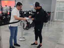 Un solo aficionado de Atlas se dio cita para recibir al equipo rojinegro en la terminal aérea. ESPECIAL