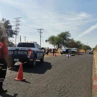 Mueren dos menores en accidente carretero; iban en moto