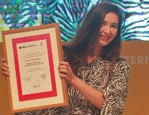 Fernanda Trías con su reconocimiento por ganar el Premio Sor Juana Inés de la Cruz 2021. EL INFORMADOR/ARCHIVO